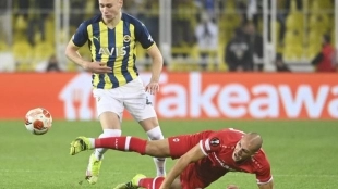 El Chelsea se suma a la puja por Szalai - Foto: La Razón