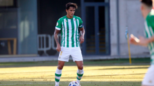 Luis Martínez derriba la puerta del primer equipo del Betis "Foto: Twitter"