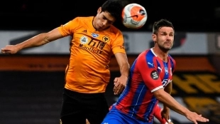 Raúl Jiménez se aleja de Old Trafford