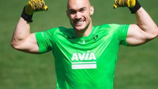 Marko Dmitrovic apunta a la portería del Sevilla FC "Foto: Orgullo Biri"
