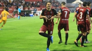 Se rifan al delantero revelación del Mirandés