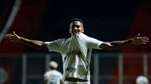 El Newcastle adelanta al Barcelona en la carrera por Ángelo