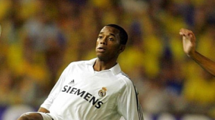"Bajo la incómoda sobra de Robinho. Foto: Marca"