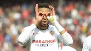 El ariete marroquí celebra un tanto con la elástica del Sevilla FC. Foto: Transfermarkt