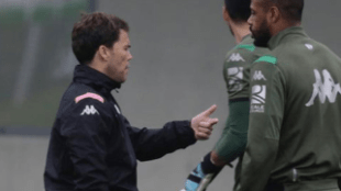 La obligación de Rubi para la defensa en el derbi "Foto: ABC"