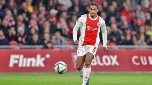 El defensor neerlandés es pieza clave en los esquemas del Ajax. Foto: @AFCAjax
