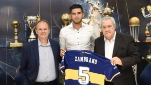 Zambranom presentado con el 5 a la espalda