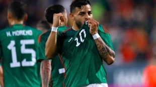 Alexis Vega se besa el escudo de México. Foto: MSN