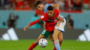 Azzedine Ounahi pugna un balón contra Pedri. Foto: SPORT