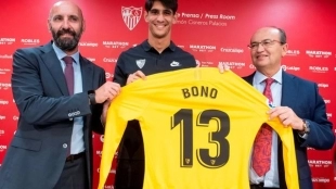 Bono y Monchi posan juntos en la presentación del portero marroquí. Foto: La Razón