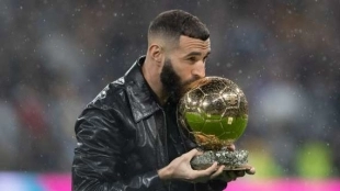 Karim Benzema besa el Balón de Oro en el estadio del Real Madrid. Foto: Bernabéu Digital