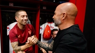 El Papu habla junto a Sampaoli sobre la situación del Sevilla - Foto: Orgullobiri