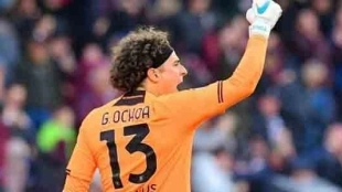 Los 3 clubes de la Premier que quieren fichar a Memo Ochoa