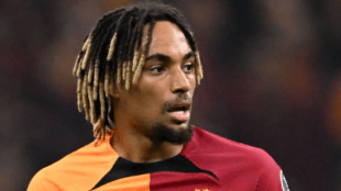 El Arsenal no se olvida de Sacha Boey, deseo de Arteta