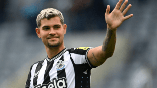 Los 3 jugadores que piensa ofrecer el Barcelona al Newcastle para bajar el precio de Bruno Guimaraes