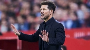 Diego Pablo Simeone, entrenador del Atlético de Madrid, con la mente puesta en el fichaje de Robin Le Normand