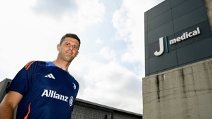 Thiago Motta se carga a Szczesny de la Juventus de Turín / Juventus.com