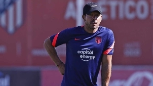 Diego Simeone, coach of Atlético de Madrid, wants to reinforce the defense.