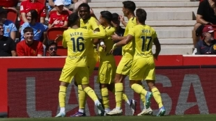 Los jugadores del Villarreal celebran un gol de Logan Costa