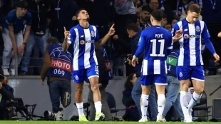 The players of Porto celebrate a goal scored by Galeno.