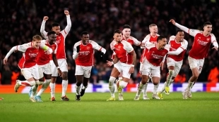 Los jugadores del Arsenal celebran un pase de ronda en la tanda de penaltis