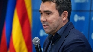 Barcelona is looking for a forward: Deco has a free transfer in sight.