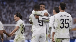 <p>The players of Real Madrid celebrate a goal</p>