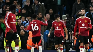 The players of Manchester United celebrate a goal.