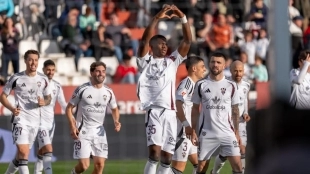 Los jugadores del Albacete celebran un gol de Kofane