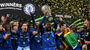 Chelsea footballers lift the Conference League trophy