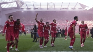 Los jugadores del Liverpool celebran la Premier League