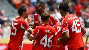 The players of Bayern Munich celebrate a goal.
