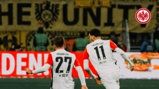 Los jugadores del Eintracht de Frankfurt celebran un gol