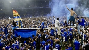 Los aficionados del Real Oviedo celebran el ascenso