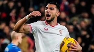 Rafa Mir celebra un gol con la elástica del Sevilla