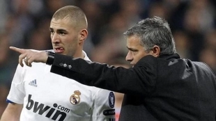 José Mourinho and Karim Benzema during a Real Madrid match.
