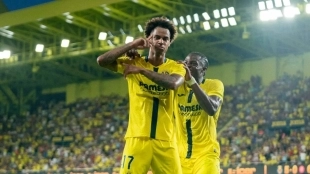 The Villarreal players celebrate a goal.