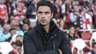 Mikel Arteta in the middle of a match with Arsenal.