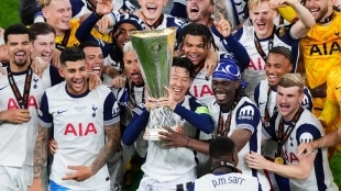 Son levantando el trofeo de la UEFA Europa League