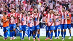 <p>Atletico de Madrid players celebrate a victory</p>