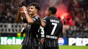 Can Uzun celebra un gol con el Eintracht Frankfurt