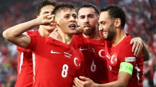 The players of Turkey celebrate a goal scored by Arda Güler.