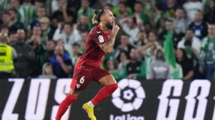 Nemanja Gudelj celebra un gol en el Real Betis - Sevilla