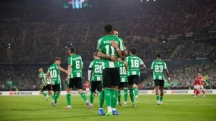 The players of Real Betis celebrate a goal.