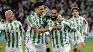 Marc Bartra and Isco Alarcón celebrate a goal from Real Betis.