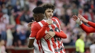 César Gelabert y Juan Otero celebran un gol del Sporting
