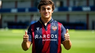 Carlos Álvarez durante su presentación con el Levante