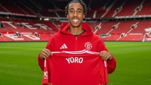 Leny Yoro durante su presentación con el Manchester United