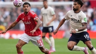 Morgan Gibbs-White y Lucas Paquetá durante un Nottingham Forest - West Ham
