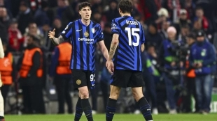Alessandro Bastoni junto a Acerbi en un partido del Inter de Milán